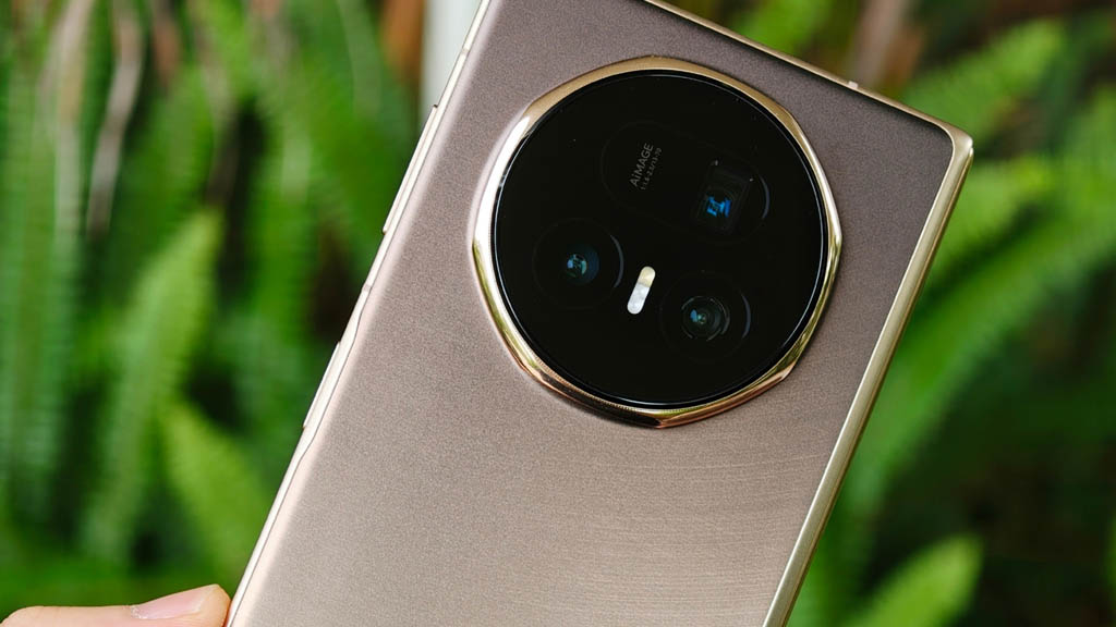 You Won’t Believe What This Phone’s Camera Can Do – Bugs Look Like Hollywood Monsters!