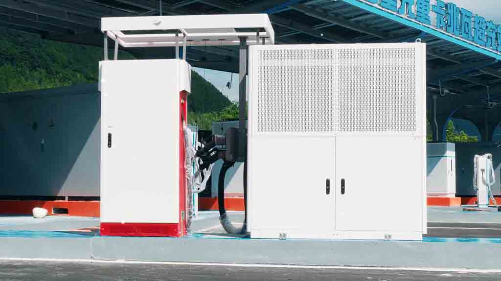 Revolution on Wheels: Huawei Unveils Groundbreaking 100MW Truck Charging Station!