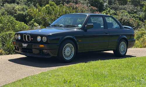 Cape Town’s High Street Auction Unveils Rare Classic Cars—Witness Automotive History Up Close!